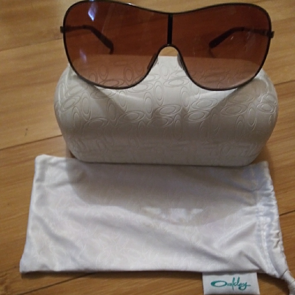 Never worn Oakleys full set
